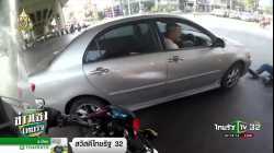 แครายไม่แคร์ใคร- เก๋งฝ่าไฟแดงชนจยย.ขาหักผิดรูป - 26-04-62 - ข่าวเช้าไทยรัฐ